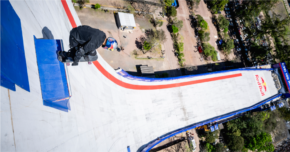 Red Bull Building Dropでサンドロ・ディアスが22階建てのCAFFビルからドロップインし、103.8km/hを記録したギネス世界記録挑戦